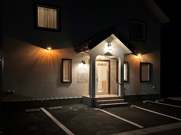 夜の外観